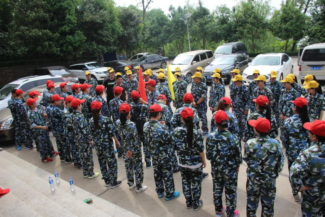 小伙伴活动军姿